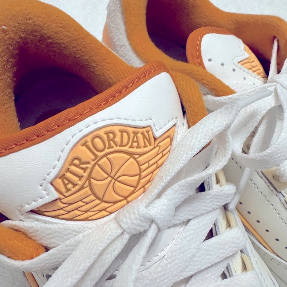 Nike Unisex-Adult Low-top Sneakers | Size 4.5 |cream/orange color - Picture 9 of 12